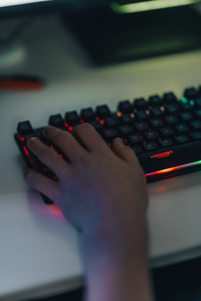 人的手放在黑色的电脑键盘

